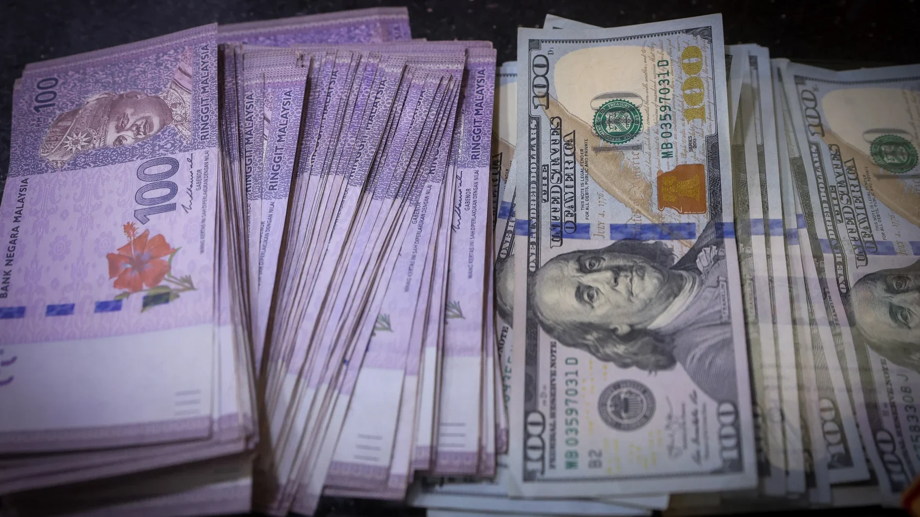 令吉兑美元升破4.0